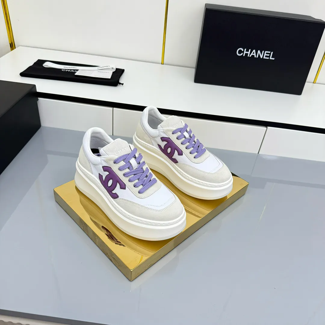 👟👟Ex-factory price 660👟👟 Top version! Chanel Chanel panda shoes! 2025 counter's top casual sports shoes. This classic design; the upper is electro-embroidered with a variety of techniques; the outsole is fashionable and sporty; the unusual inclusion of a variety of color matching elements... The diversified mix and match is very good-looking and versatile, and can be used for leisure, fashion, sports, and outdoor... ꫛꫀꪝ Go➫ Materials: ❶Upper made of: original imported first-layer silk cowhide + original waterproof cloth + original first-layer cowhide ❷Inner lining: Original Yangli+wang ❸ Outsole based on: Original TPU combination outsole Counter boutique packaging complete set for women 35–41